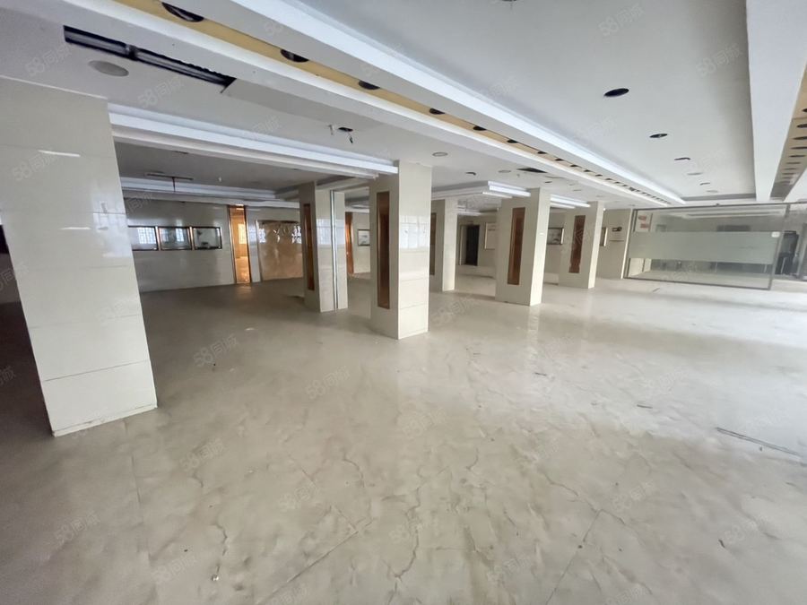 青秀区商铺 570大平层商铺出租，可塑性强，带独立办公室，多业态可用 实景图