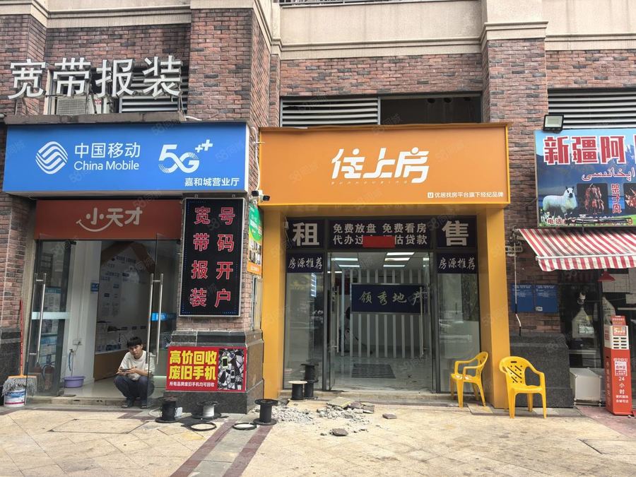 青秀区商铺 (无转让费)嘉和城右岸南三岔路口转角铺 有外摆隔了两层人流大 实景图