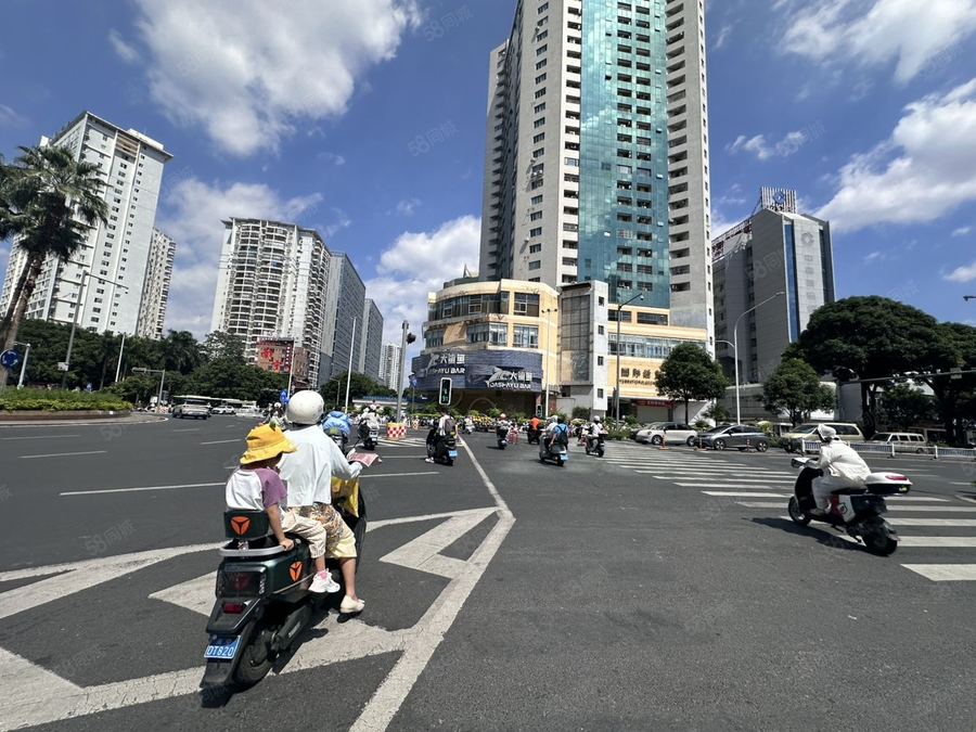 江南区五一路商铺 江南区平西夜市旁星光大道十字路口一楼1500平旺铺低价急租 实景图