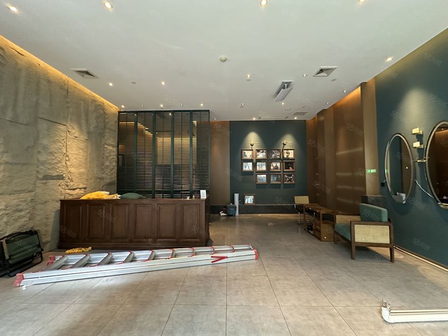 青秀区东盟商务商铺 地铁口 八米大招牌 茶酒庄 美容会所 好停车 实景图