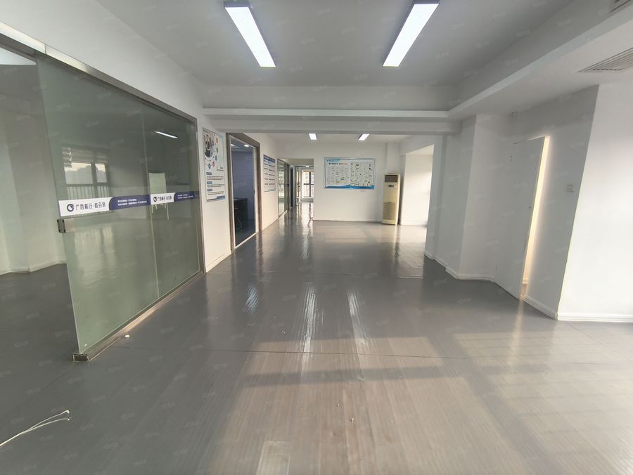 青秀区建政写字楼 看到就是缘分 荣和中央公园220平6000 阳光充足 实景图
