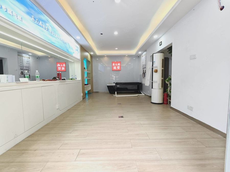 青秀区东盟商务商铺 万象城地铁口附近 临街商铺出租 合适美容店 养生馆 方便停车 实景图