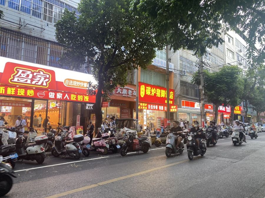 青秀区东葛路商铺 东葛思贤餐饮成行铺面转让，展示面宽，适合粉饭类，冷饮咖啡类等 实景图