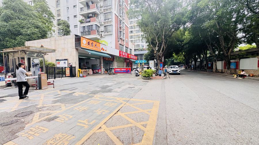 西乡塘区心圩商铺 高新区成熟社区门口临街旺铺~4500元月，小区出入口 实景图