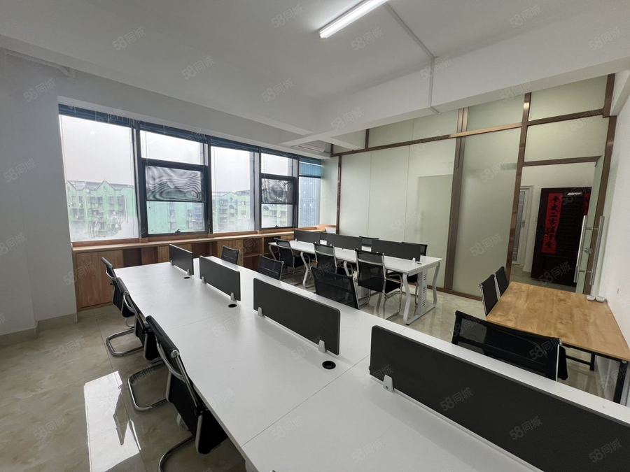 西乡塘区大学东路写字楼 西乡塘地铁口物业费1.65电费0.52 精装70平带家具出租 实景图