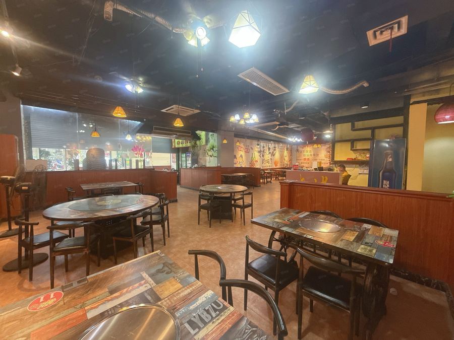 青秀区商铺 德创大厦386平旺铺,带空调餐桌,免租一个月,即租 实景图