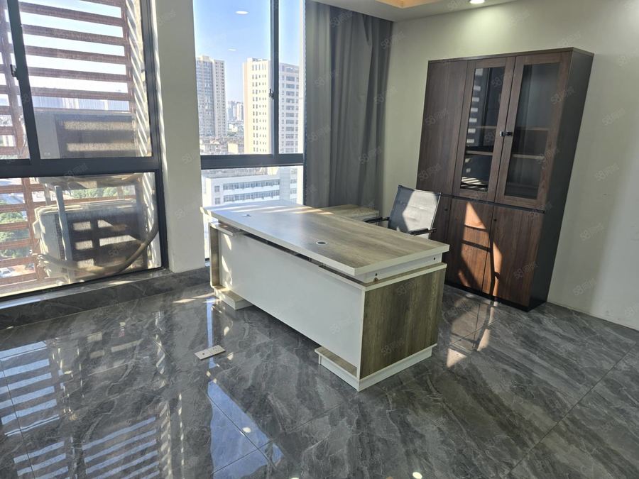 西乡塘区明秀路写字楼 好的办公室地铁口310平带家具 办公室出租 实景图