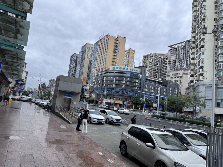 青秀区南湖广场商铺 青秀琅西金湖路临街一拖二楼580平旺铺急租45元每平 实景图