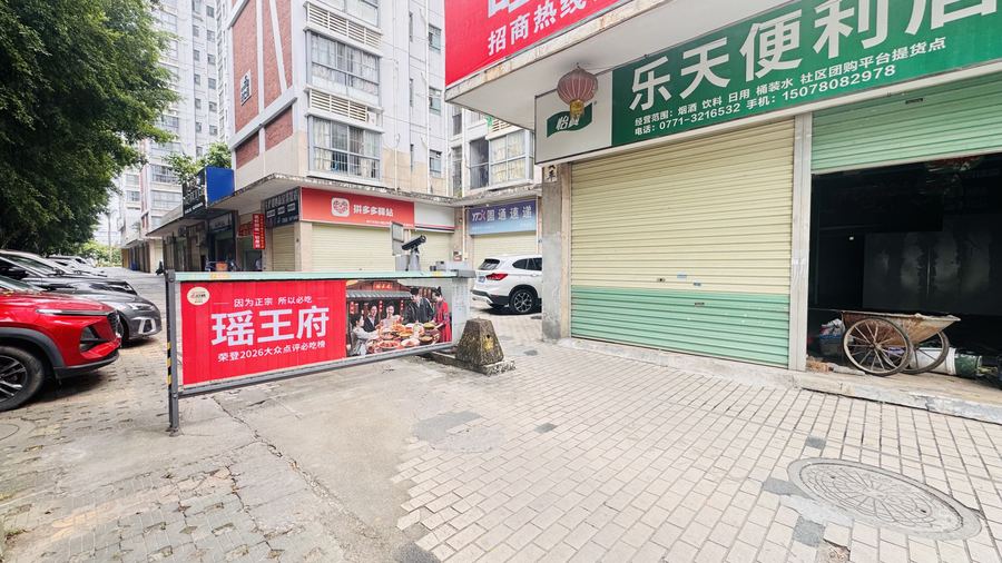 青秀区商铺 高新区心圩江公园旁旺铺招租！小区出入口，可做超市餐饮等 实景图