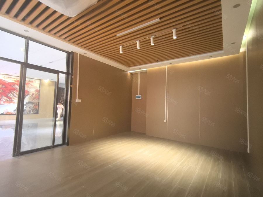 青秀区商铺 咖啡奶茶店50m,月租3000元精装修配空调,可外摆无中介 实景图