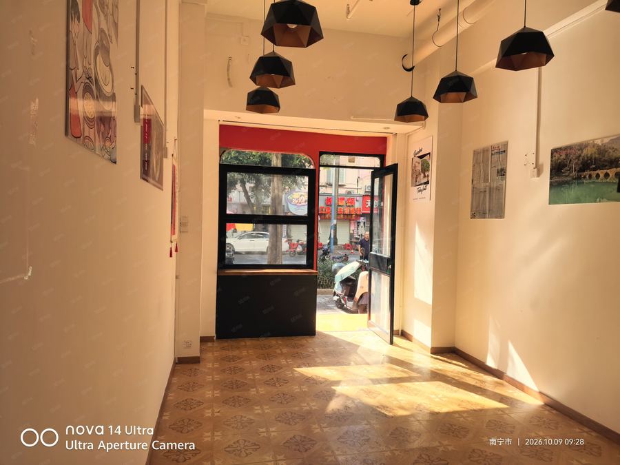 青秀区东葛路商铺 东葛平湖路餐饮街,已隔好小阁楼,房东直租,6000元月 实景图