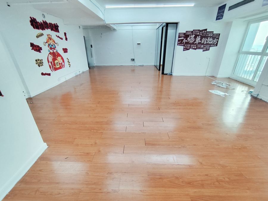 青秀区民族广场写字楼 急租!市中心地铁口 135平办公室 价格优惠 欢迎老板看房! 实景图