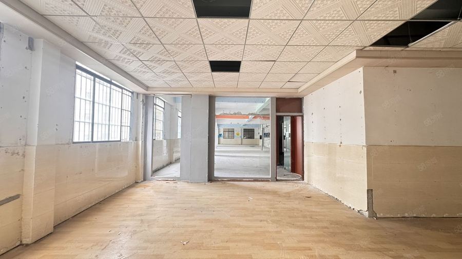 西乡塘区大学东路商铺 秀灵路东一里，城中村出入口，餐饮舞蹈室均可内有上水下水排污等 实景图