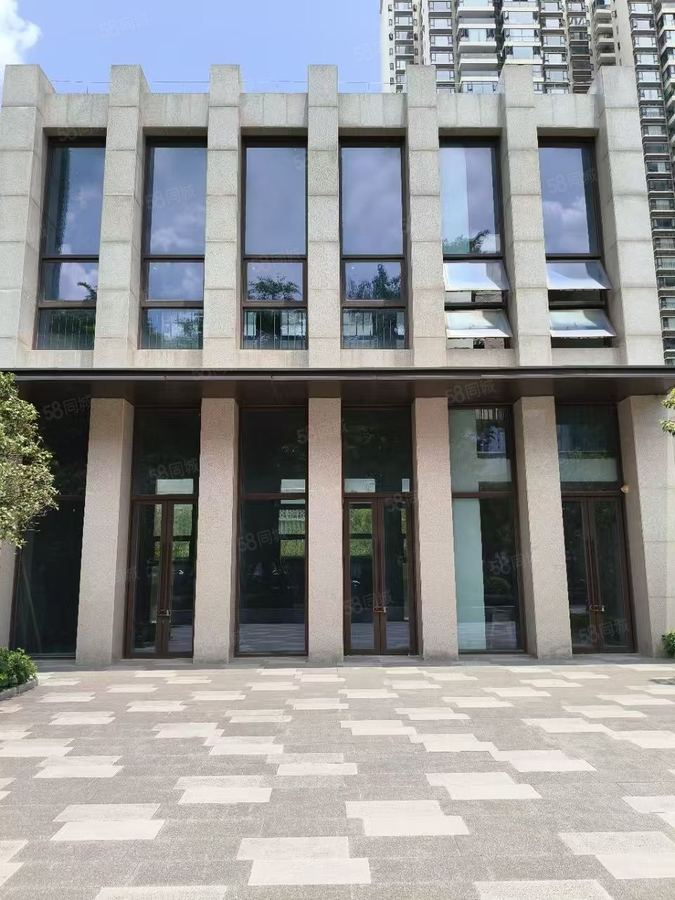 青秀区商铺 大型社区三面院子围绕，门口大花园独立停车场 实景图