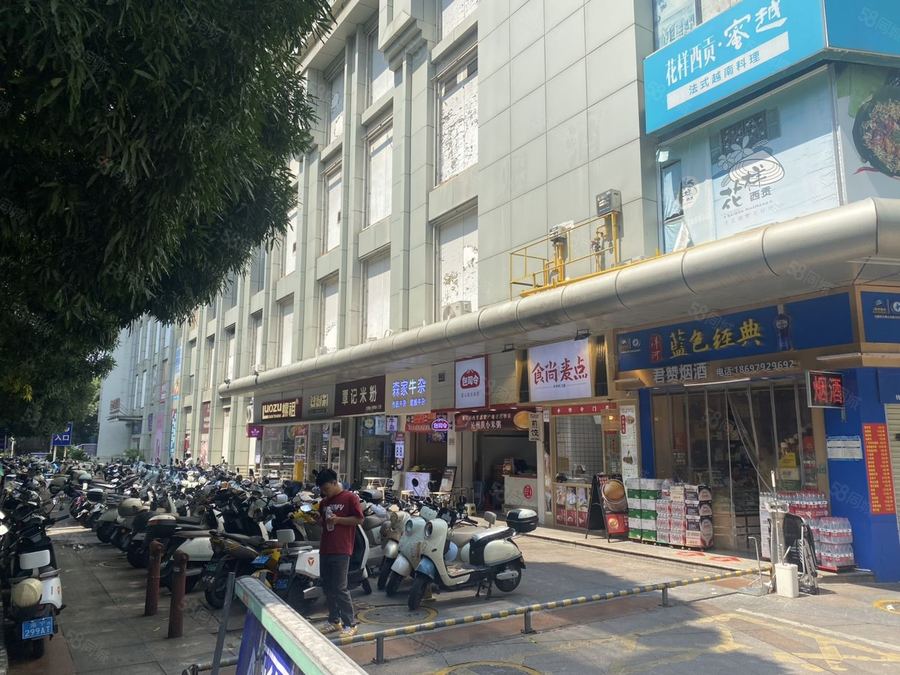青秀区长湖路商铺 金湖水晶城大门头临转让，写字楼商业一体，写字楼围绕，高消费力 实景图