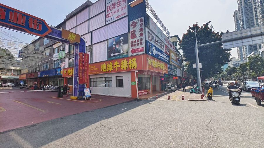 青秀区建政商铺 商业街大门。7字铺，可以餐饮零食品牌店，也可一拖2 实景图