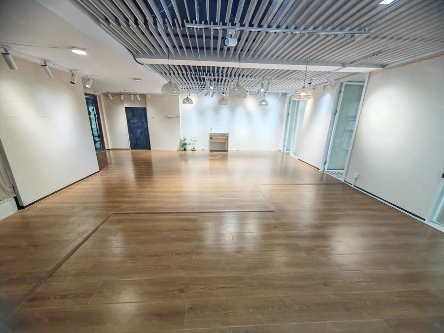 青秀区长湖路写字楼 租房找春哥,电梯口位置,精装修美容美甲2加1格局,视野开阔 实景图