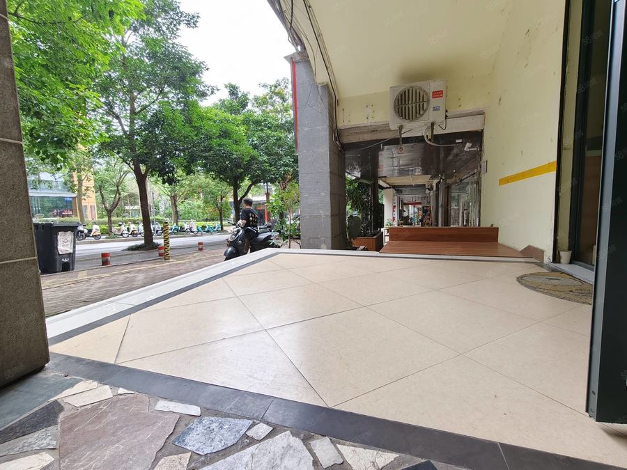 青秀区东盟商务商铺 盛天地临街铺面出租，有外摆，人流量大，停车方便，适合咖啡等等 实景图