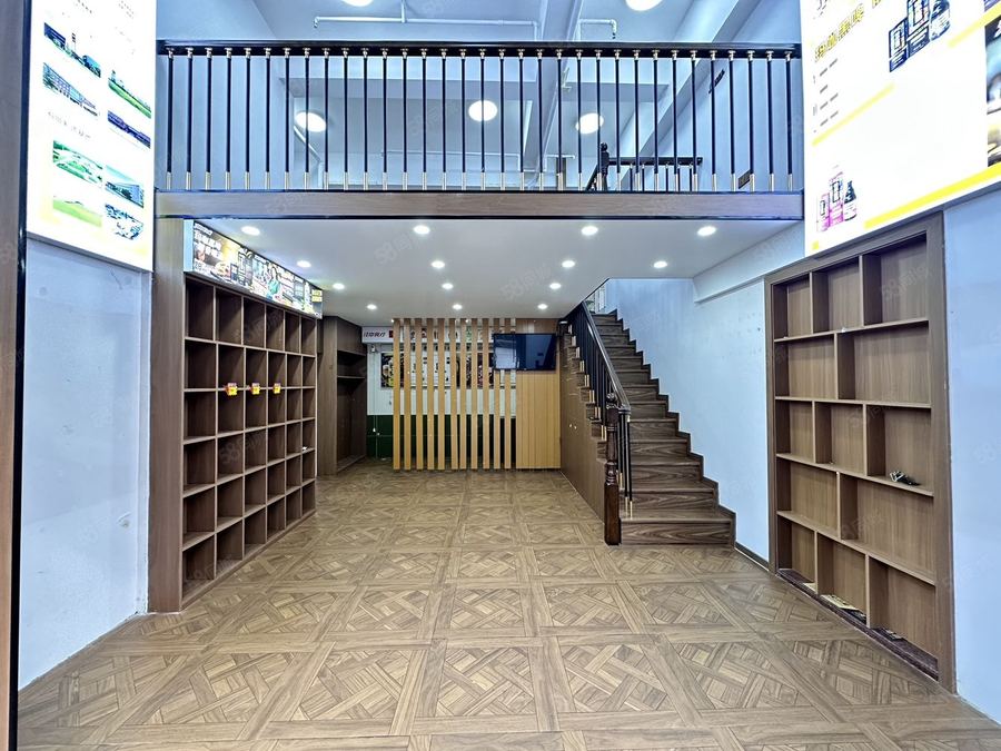 青秀区商铺 中房翡翠湾 临街铺面出租 两层 装修好 实景图