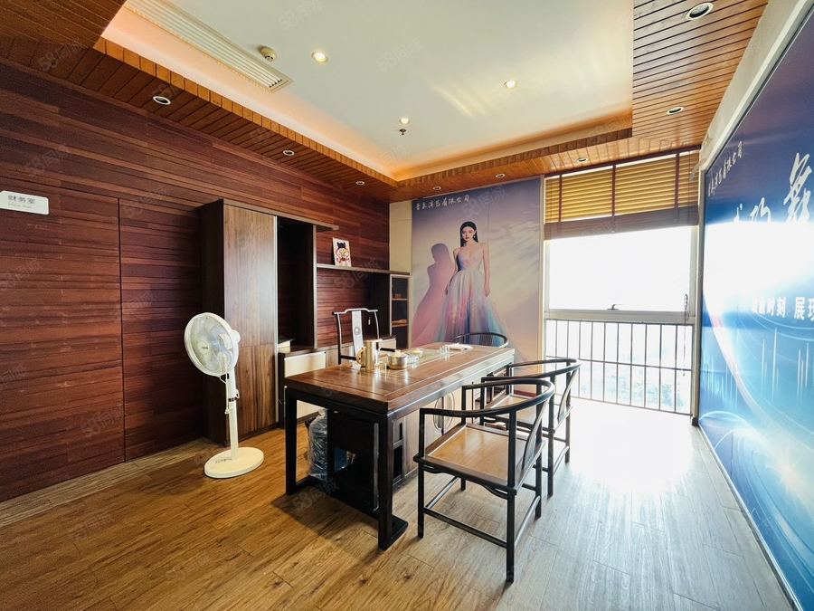 青秀区东葛路写字楼 28块！ 青秀万达179平带用具 3隔间 绿地龙光航洋 实景图