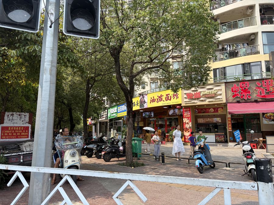 青秀区东盟商务商铺 东盟商务区十字路口铺,展示面宽,适合水果,酸野小吃,烘焙等 实景图