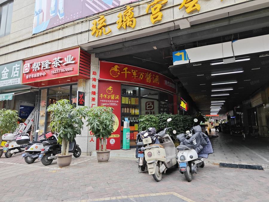 青秀区商铺 安吉万达旁,拐角铺48平,月租3500,小区出入口 实景图