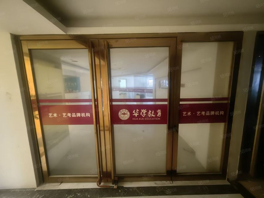 西乡塘区明秀路商铺 西大商圈滨都美食广场733平方写字楼商铺招租 实景图