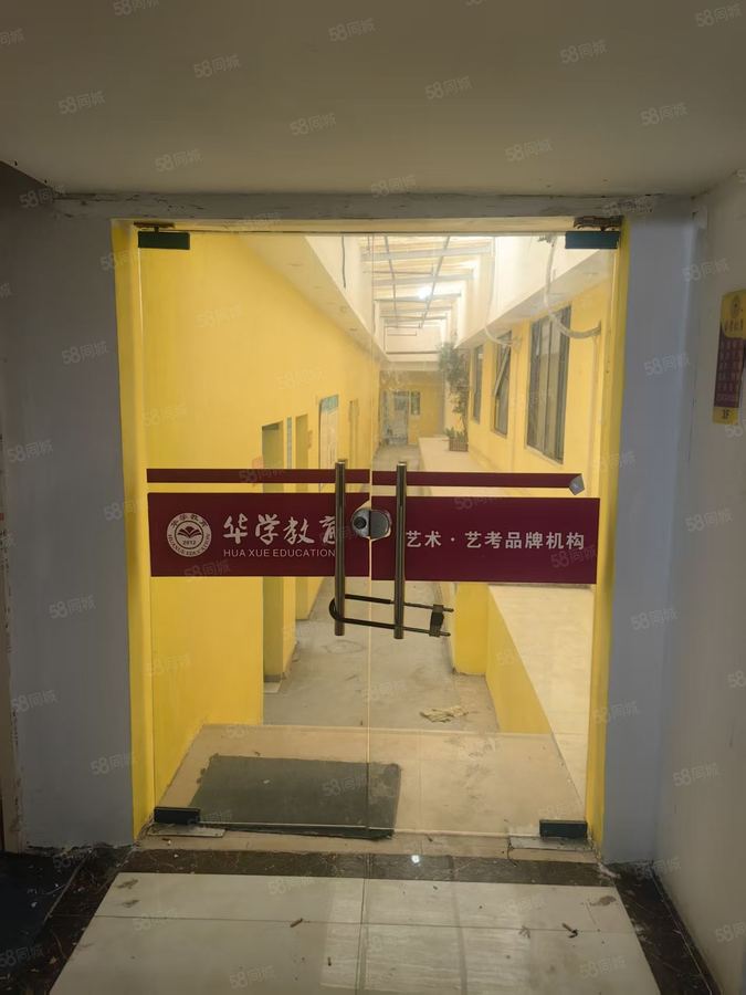 西乡塘区明秀路商铺 西大商圈滨都美食广场375平方写字楼商铺招租 实景图