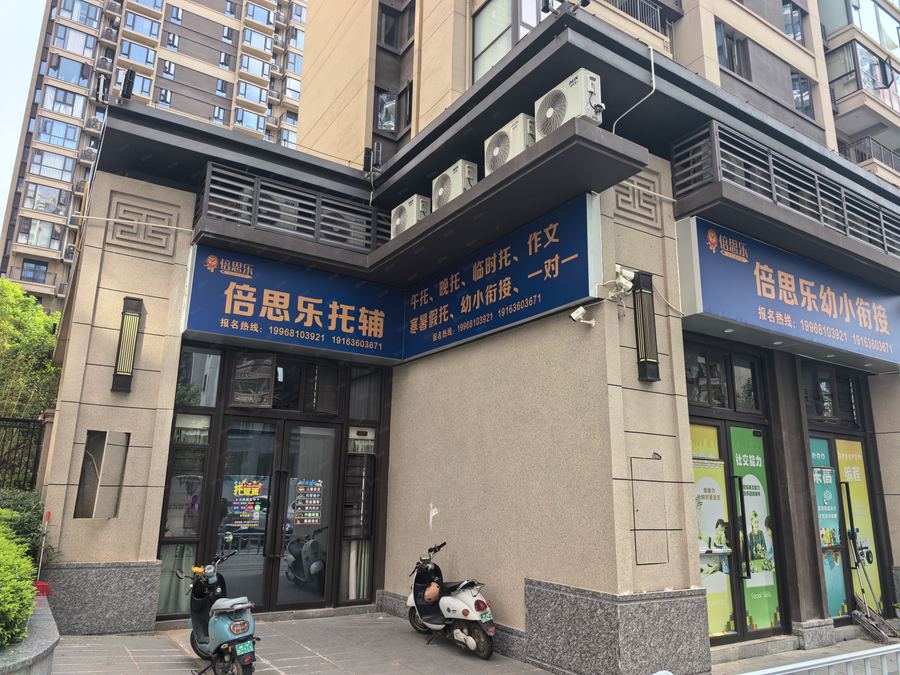 良庆区五象大道商铺 出租 五象实验四小学区教培铺 月租金5000 带装修 有阁楼 实景图