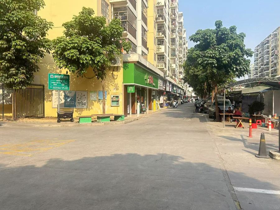 西乡塘区北湖商铺 鑫利华花城 小区入住率高 33-80平方商铺 开发商直租 实景图