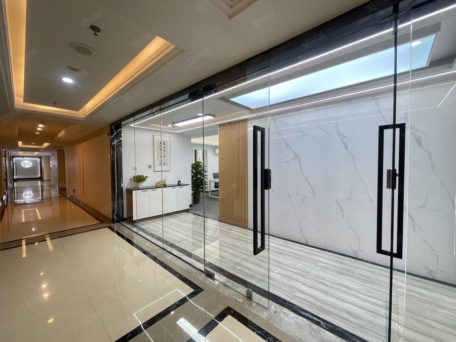 青秀区东盟商务写字楼 龙光世纪B座,130平3个格间,带办公家具,业主直租 实景图