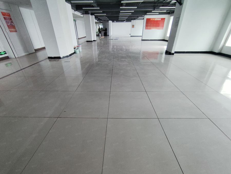 青秀区写字楼 一线全江景写字楼来了 市中心丽原天际文创大厦550平电梯口租 实景图