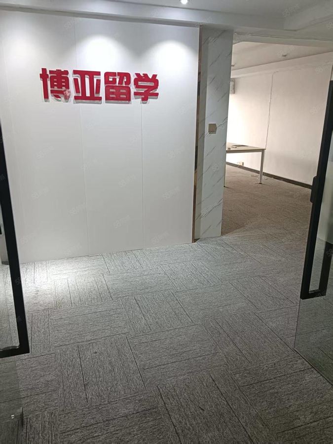 青秀区长湖路写字楼 航洋国际 地铁口 80平 三个隔间 高楼层 视野开阔 实景图