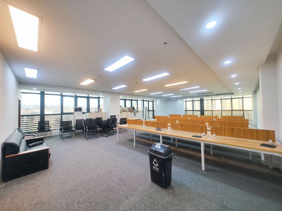 青秀区写字楼 3500拎包办公 新房华尔街200平精装 电商电销首选 实景图