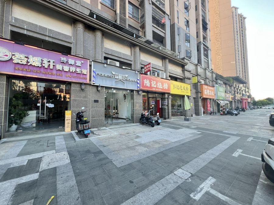 青秀区商铺 金源城 大门临街旺铺 63平 有个层 业态不限 实景图
