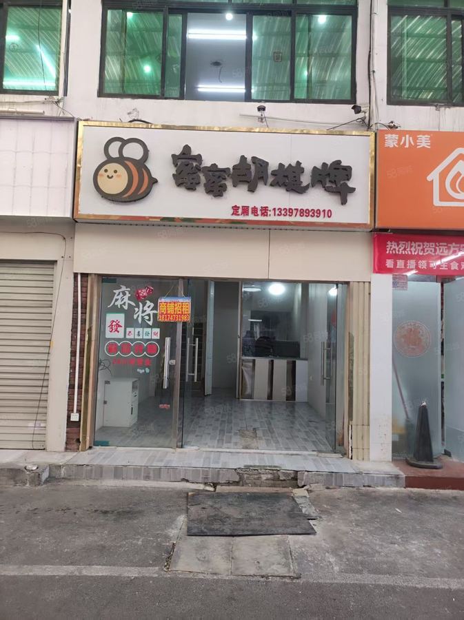 西乡塘区大学东路商铺 大学路明秀路交叉路口，农院路夜市对面 实景图