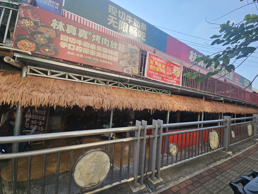 青秀区商铺 农院路与秀灵路西一里丁字路口 双地铁口的流动人群一口价 实景图