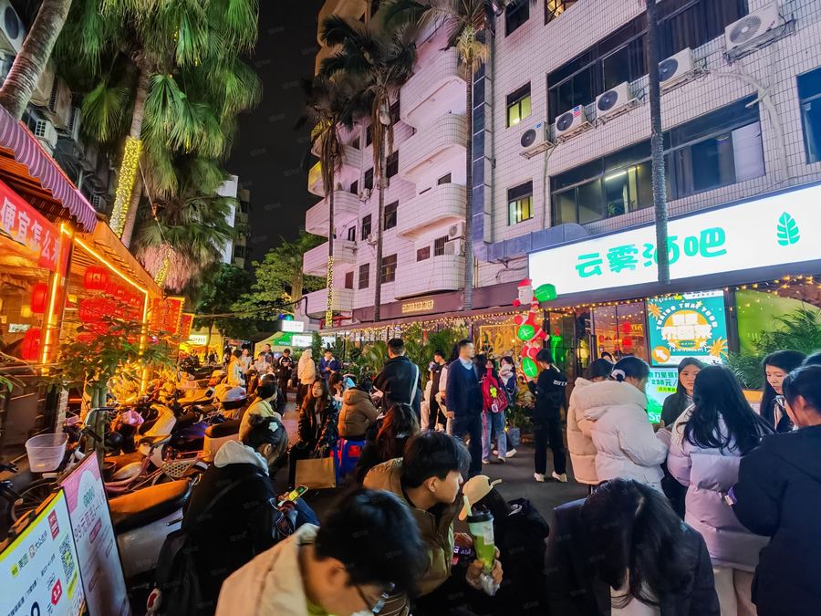 青秀区商铺 火炬路，带大外摆门面，低价招租，下饭菜同排，无杂费 实景图