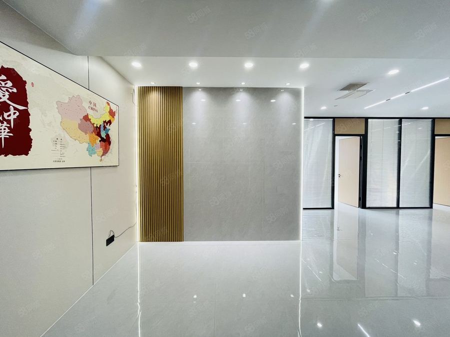 青秀区写字楼 总部大厦,4个隔间,地铁口,电梯口,精装修配家具 实景图