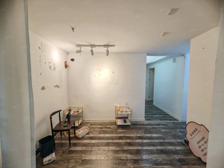 青秀区长湖路写字楼 租房找春哥,航洋国际,精装修按摩SPA,5加1格局空房 实景图