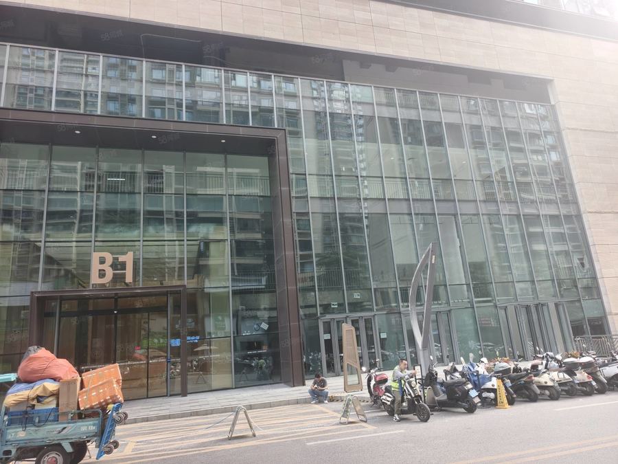 青秀区长湖路商铺 绿地中央广场 一楼10米大门头 旺铺招租 实景图