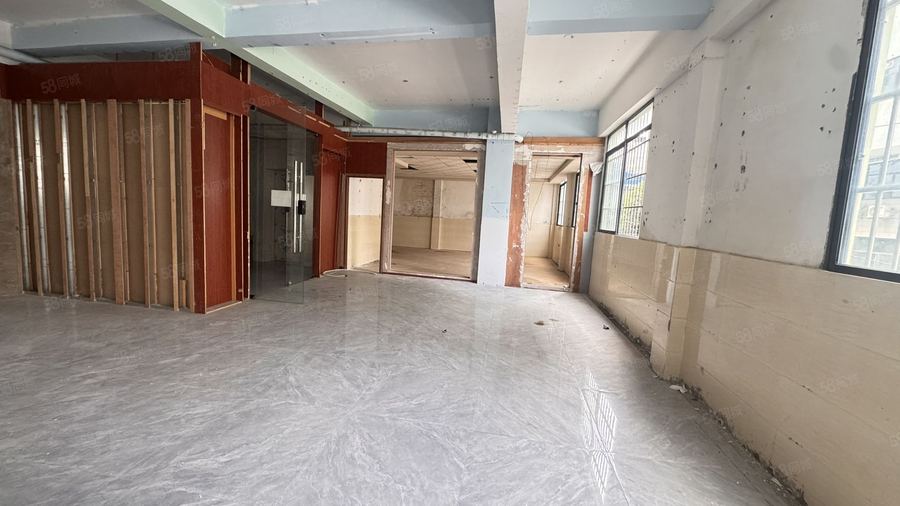 西乡塘区明秀路商铺 秀灵路西一里丁字路口 靠近地铁口,餐饮舞蹈室均可 实景图