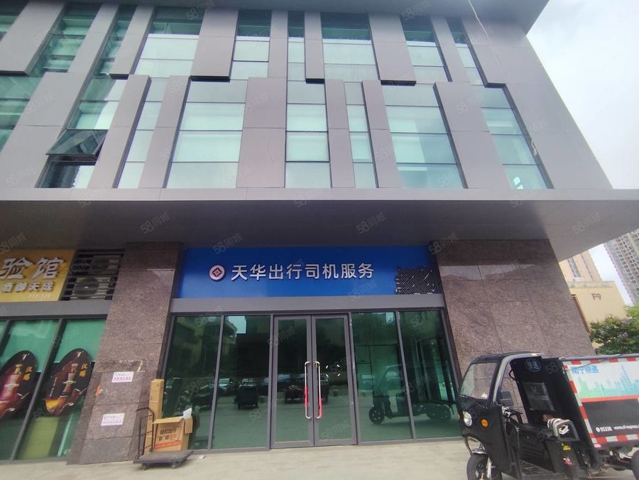 青秀区商铺 228平带隔间带装修 停车方便 免租一年,做办公培训茶叶展厅 实景图