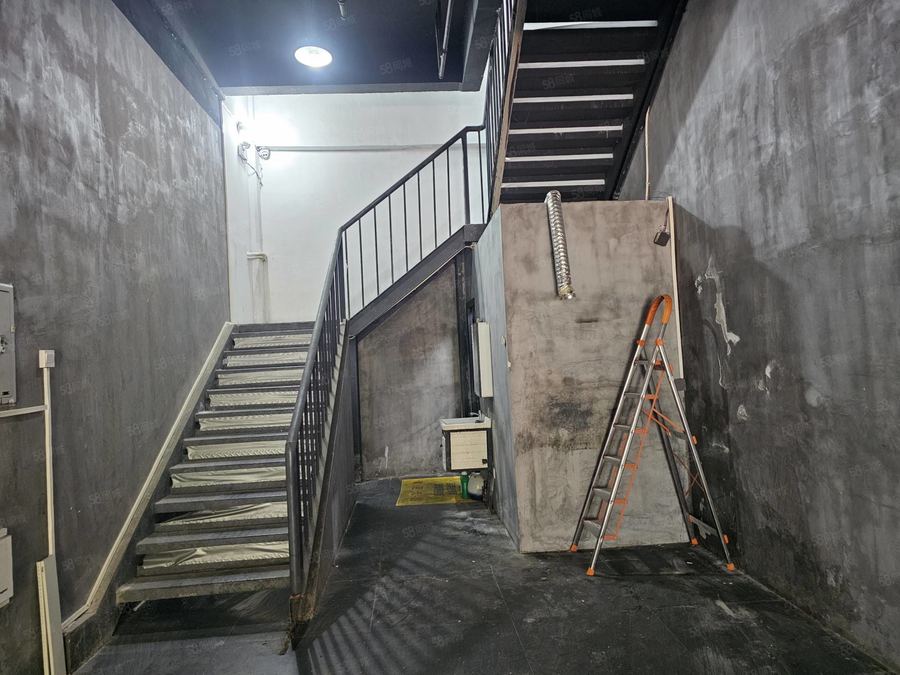 青秀区长湖路商铺 可办烟证！万达公馆 一拖二楼 烟酒店 刚退租 有钥匙随时看 实景图