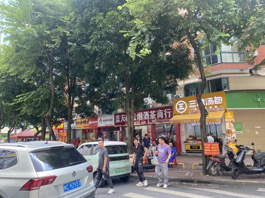 青秀区其它商铺 琅西商圈金湖湾路口铺转让，展示面宽，周边写字楼覆盖，不可明火 实景图