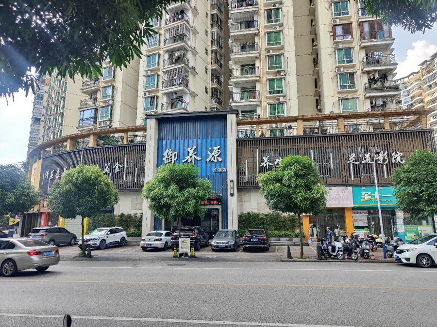 青秀区东葛路商铺 (无转让费)133平1.7万月 转角铺 大大展示面 青秀 实景图
