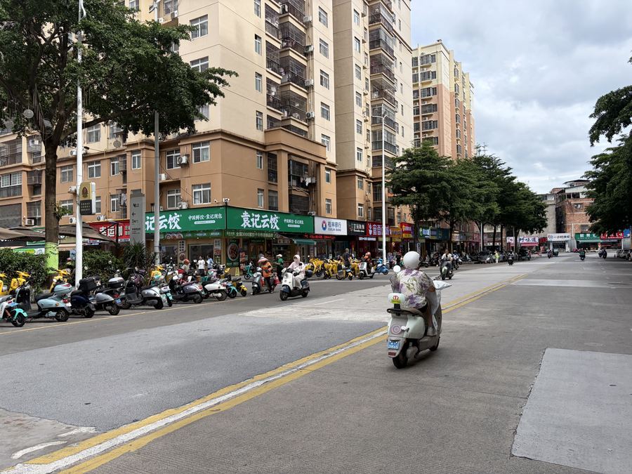 西乡塘区大学东路商铺 西乡塘成熟繁华商业体华成都市大门头靓铺转让 实景图