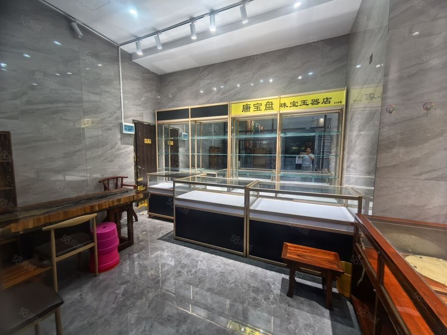 青秀区心圩商铺 大门旺铺1500元，直租免中介 实景图
