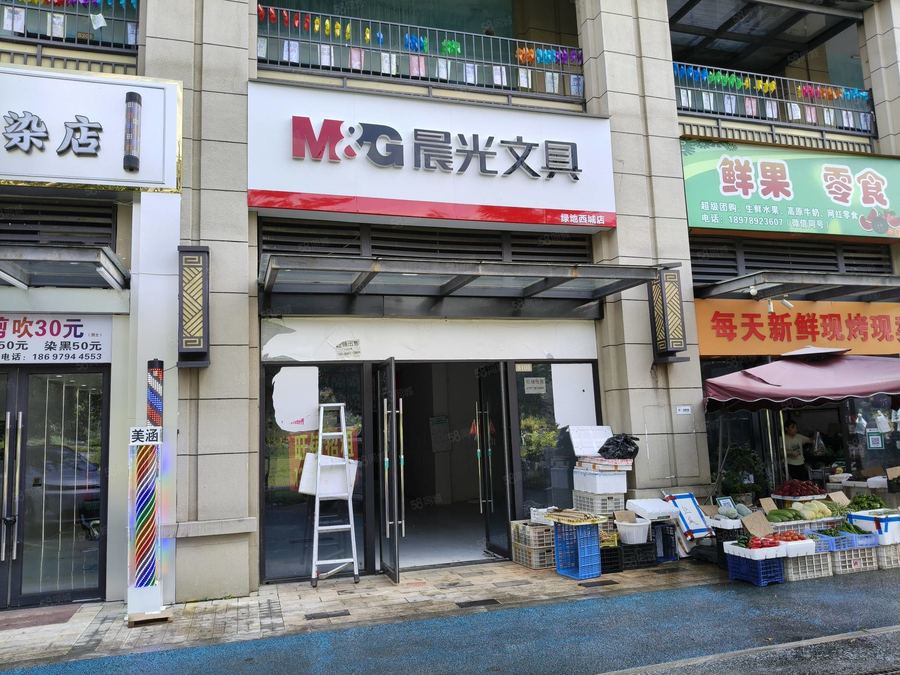 青秀区石埠商铺 小区大门第3间(75平旺铺招租)月租2600,排烟排污齐全 实景图