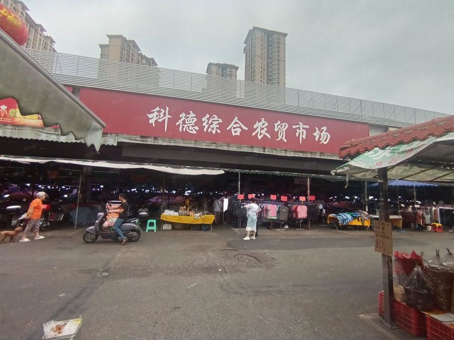西乡塘区商铺 老菜市摊位招租 肉摊 青菜摊 海鲜摊 冻品摊 熟食摊出租 实景图